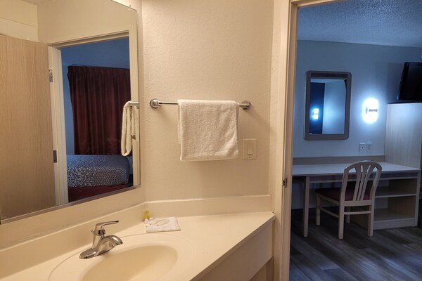 Foto van Queen Bed Niet Roken - Vakantiehuis in Minonk IL - BathRoom
