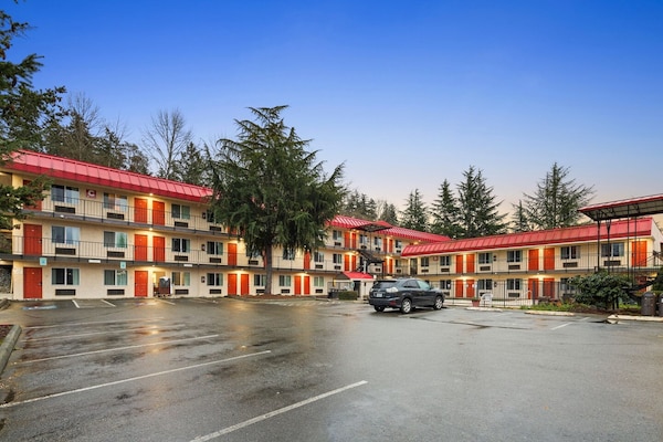 Foto van Premium Queen Suite | Renton WA - Vakantiehuis in Renton WA - ExteriorSummer