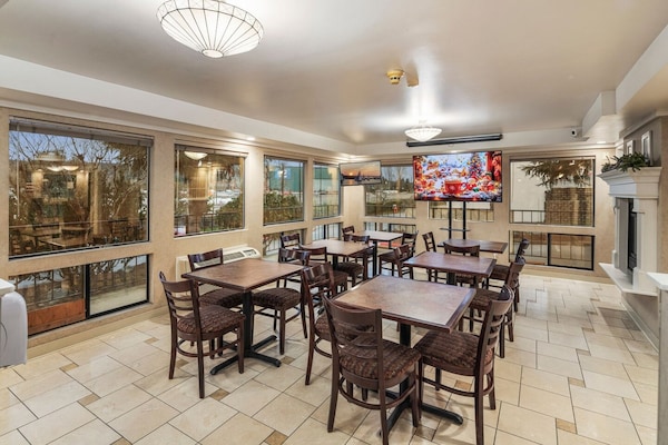 Foto van Premium Queen Suite | Renton WA - Vakantiehuis in Renton WA - DiningRoom