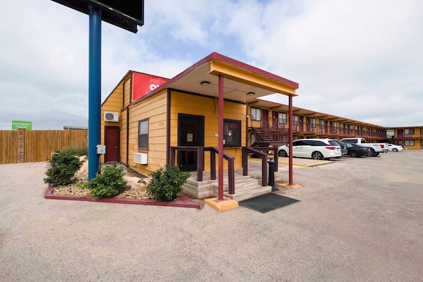 Foto van Premium 2 Queensize Bed Met Kitchenette - Vakantiehuis in Odessa TX - ExteriorSummer