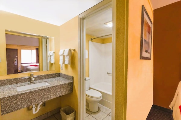 Foto van Premium 2 Queensize Bed Met Kitchenette - Vakantiehuis in Odessa TX - BathRoom
