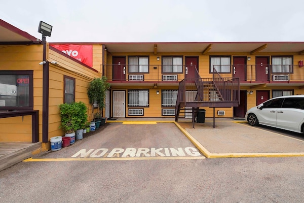 Foto van Premium 2 Queensize Bed Met Kitchenette - Vakantiehuis in Odessa TX - ExteriorSummer