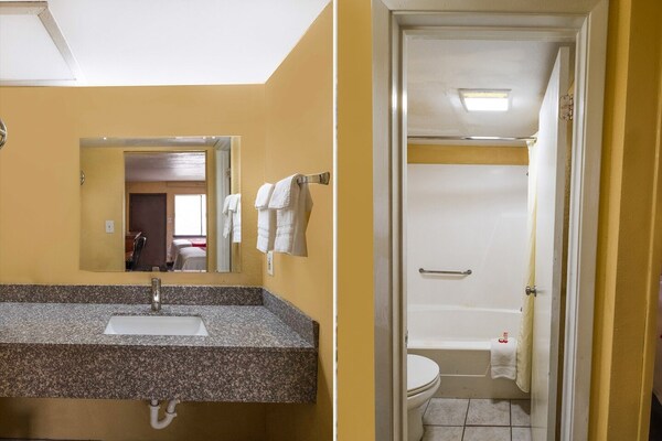 Foto van Premium 2 Queensize Bed Met Kitchenette - Vakantiehuis in Odessa TX - BathRoom