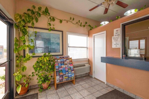 Foto van Premium 2 Queensize Bed Met Kitchenette - Vakantiehuis in Odessa TX - FloorPlan