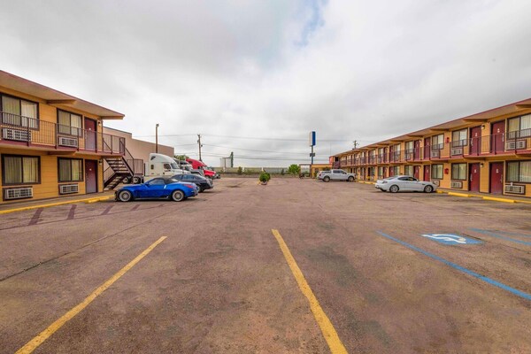 Foto van Premium 2 Queensize Bed Met Kitchenette - Vakantiehuis in Odessa TX - parking