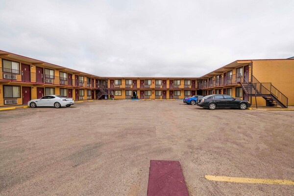 Foto van Premium 2 Queensize Bed Met Kitchenette - Vakantiehuis in Odessa TX - parking