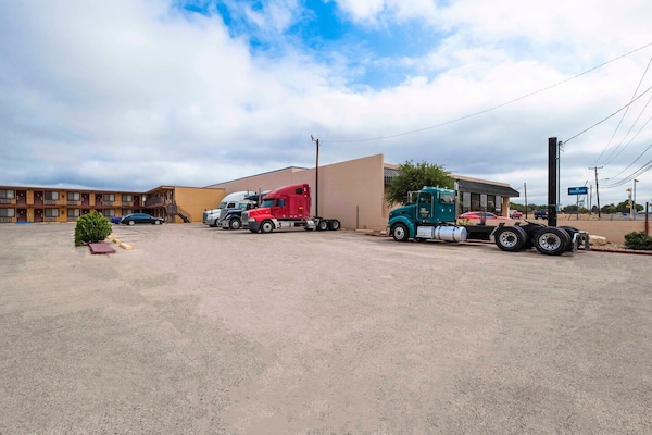 Foto van Premium 2 Queensize Bed Met Kitchenette - Vakantiehuis in Odessa TX - parking
