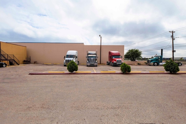 Foto van Premium 2 Queensize Bed Met Kitchenette - Vakantiehuis in Odessa TX - parking