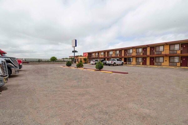Foto van Premium 2 Queensize Bed Met Kitchenette - Vakantiehuis in Odessa TX - parking