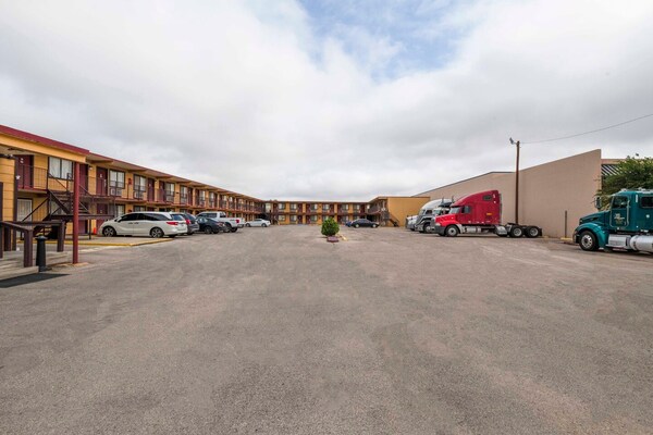 Foto van Premium 2 Queensize Bed Met Kitchenette - Vakantiehuis in Odessa TX - parking