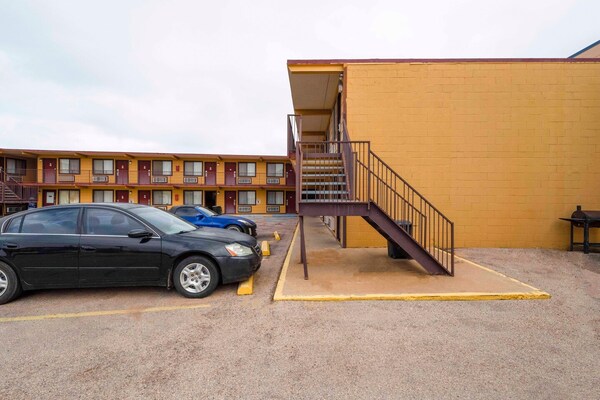 Foto van Premium 2 Queensize Bed Met Kitchenette - Vakantiehuis in Odessa TX - ExteriorSummer