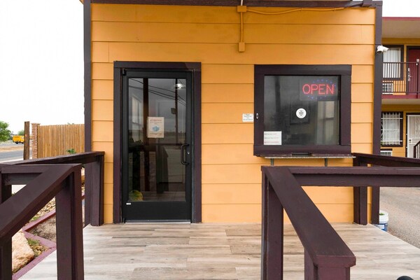 Foto van Premium 2 Queensize Bed Met Kitchenette - Vakantiehuis in Odessa TX - HallReception
