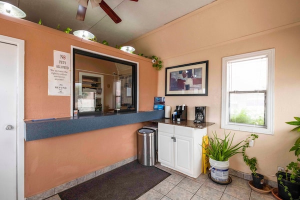 Foto van Premium 2 Queensize Bed Met Kitchenette - Vakantiehuis in Odessa TX - HallReception