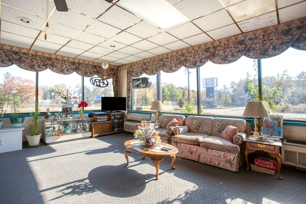 Foto van 2 tweepersoonsbedden | Rookvrij - Vakantiehuis in Petersburg VA - FloorPlan