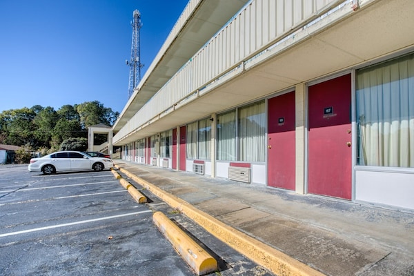 Foto van 2 tweepersoonsbedden | Roken toegestaan | Petersburg, Virginia - parking