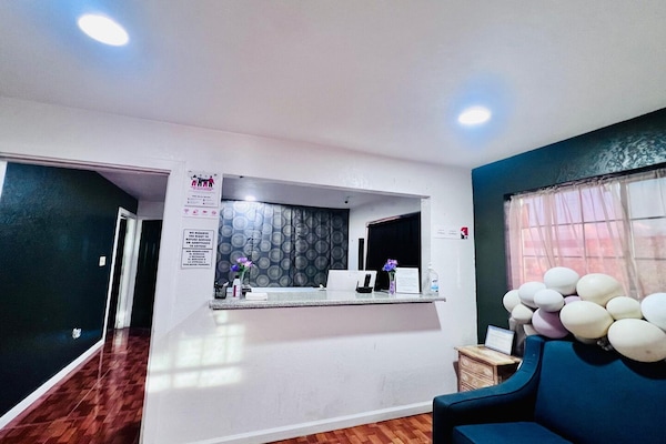 Foto van Luxe kingsize bed met kitchenette - Vakantiehuis in Pearsall TX - HallReception