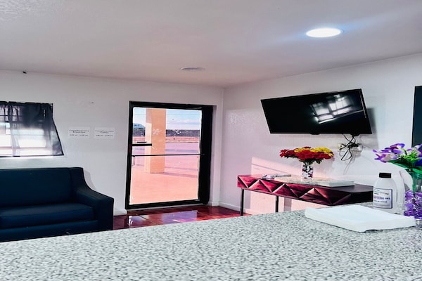 Foto van Luxe kingsize bed met kitchenette - Vakantiehuis in Pearsall TX - HallReception