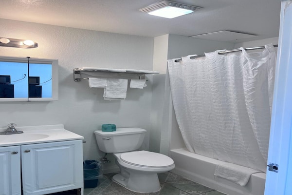 Foto van Luxe kingsize bed met kitchenette - Vakantiehuis in Pearsall TX - BathRoom