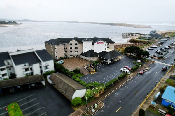 Foto van Queen Bed Toegankelijk Met Uitzicht Op De Oceaan - Vakantiehuis in Lincoln City OR - ExteriorSummer