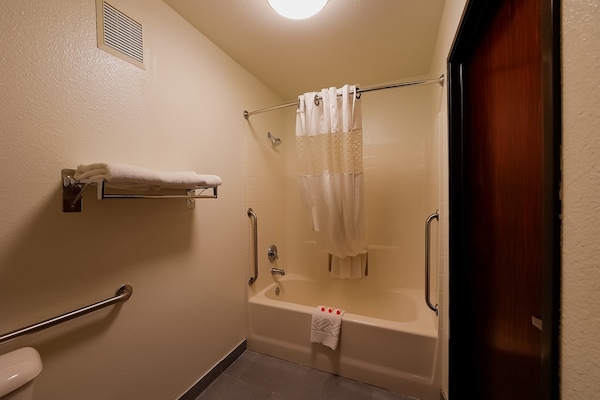 Foto van Queen Bed Toegankelijk Met Uitzicht Op De Oceaan - Vakantiehuis in Lincoln City OR - BathRoom