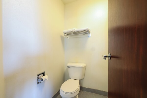 Foto van Queen Bed Toegankelijk Met Uitzicht Op De Oceaan - Vakantiehuis in Lincoln City OR - BathRoom