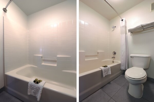 Foto van Queen Bed Toegankelijk Met Uitzicht Op De Oceaan - Vakantiehuis in Lincoln City OR - BathRoom