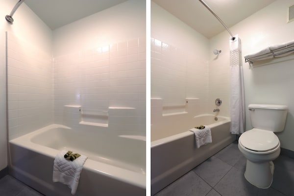 Foto van Queen Bed Toegankelijk Met Uitzicht Op De Oceaan - Vakantiehuis in Lincoln City OR - BathRoom