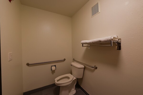 Foto van Queen Bed Toegankelijk Met Uitzicht Op De Oceaan - Vakantiehuis in Lincoln City OR - BathRoom