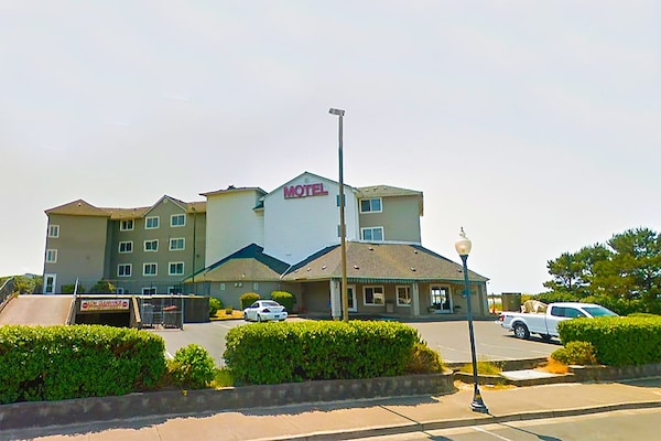 Foto van Queen Bed Toegankelijk Met Uitzicht Op De Oceaan - Vakantiehuis in Lincoln City OR - parking
