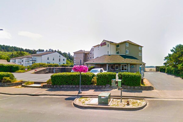 Foto van Queen Bed Toegankelijk Met Uitzicht Op De Oceaan - Vakantiehuis in Lincoln City OR - parking
