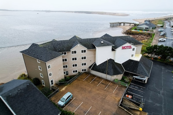 Foto van Queen Bed Toegankelijk Met Uitzicht Op De Oceaan - Vakantiehuis in Lincoln City OR - parking