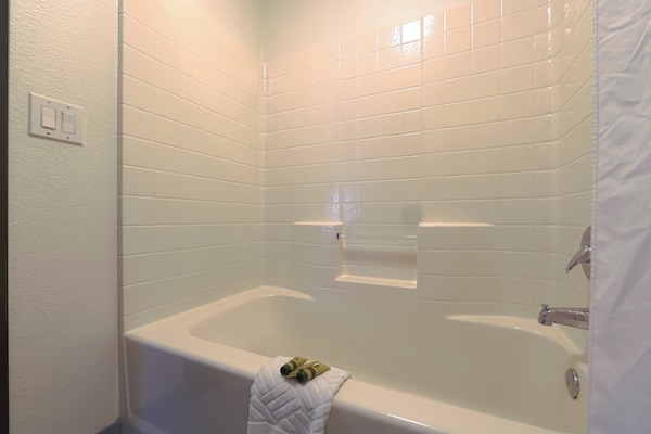 Foto van Queen Room Toegankelijk - Bay View - Vakantiehuis in Lincoln City OR - BathRoom
