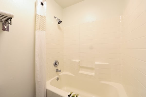 Foto van Queen Room Toegankelijk - Bay View - Vakantiehuis in Lincoln City OR - BathRoom