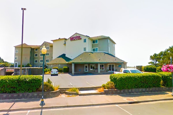 Foto van Queen Room Toegankelijk - Bay View - Vakantiehuis in Lincoln City OR - parking