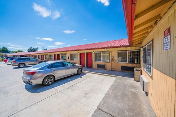 Foto van Premium 2 Queensize Bed Met Kitchenette - Vakantiehuis in Portland OR - parking