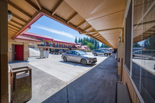 Foto van Premium 2 Queensize Bed Met Kitchenette - Vakantiehuis in Portland OR - parking