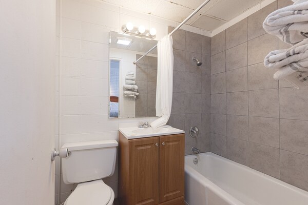 Foto van Queensize bed | Smk | Breezewood - Vakantiehuis in Breezewood - BathRoom