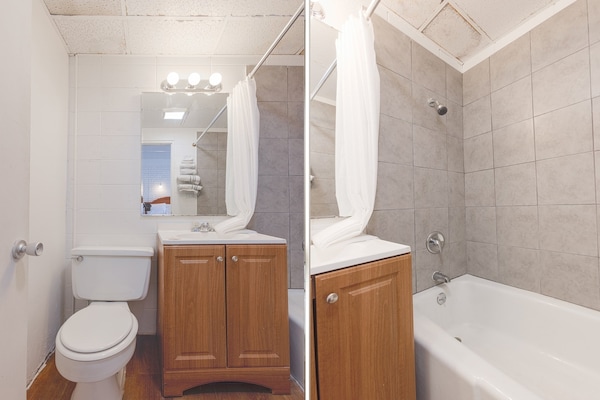 Foto van Queensize bed | Smk | Breezewood - Vakantiehuis in Breezewood - BathRoom