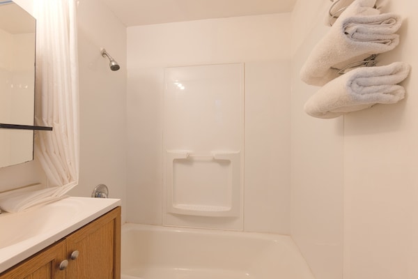 Foto van Queensize bed | Smk | Breezewood - Vakantiehuis in Breezewood - BathRoom