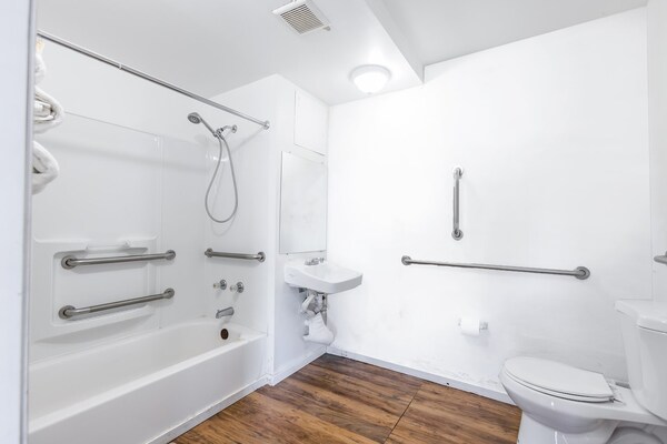 Foto van Queensize bed | Smk | Breezewood - Vakantiehuis in Breezewood - BathRoom