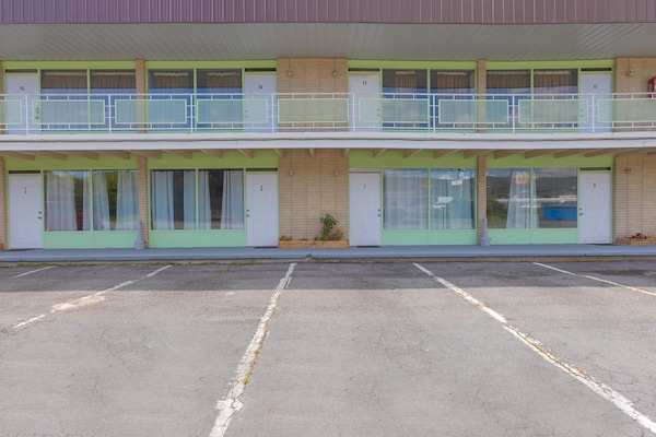 Foto van Queensize bed | Smk | Breezewood - Vakantiehuis in Breezewood - parking