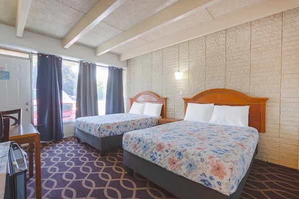Foto van 2 tweepersoonsbedden | Rookvrij - Vakantiehuis in Breezewood - BedRoom