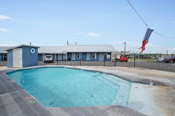 Foto van Premium Kingsize Bed Met Kitchenette - Vakantiehuis in Rockport - Pool