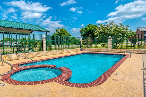Foto van Premium kingsize bed | Yoakum West - Vakantiehuis in Yoakum TX - Pool