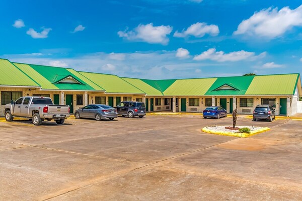 Foto van Premium kingsize bed | Yoakum West - Vakantiehuis in Yoakum TX - parking