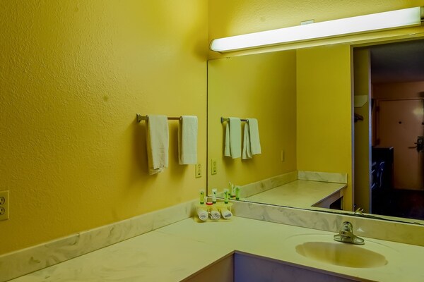 Foto van Queensize bed met rookfunctie | Yoakum West - Vakantiehuis in Yoakum TX - BathRoom