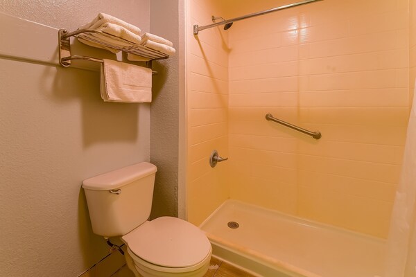Foto van Queensize bed met rookfunctie | Yoakum West - Vakantiehuis in Yoakum TX - BathRoom