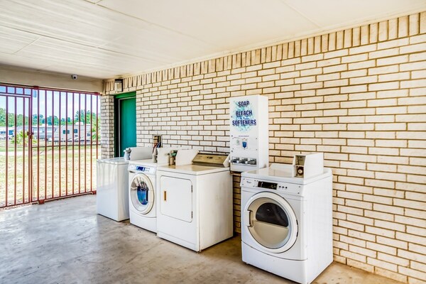 Foto van Queensize bed met rookfunctie | Yoakum West - Vakantiehuis in Yoakum TX - Facilities