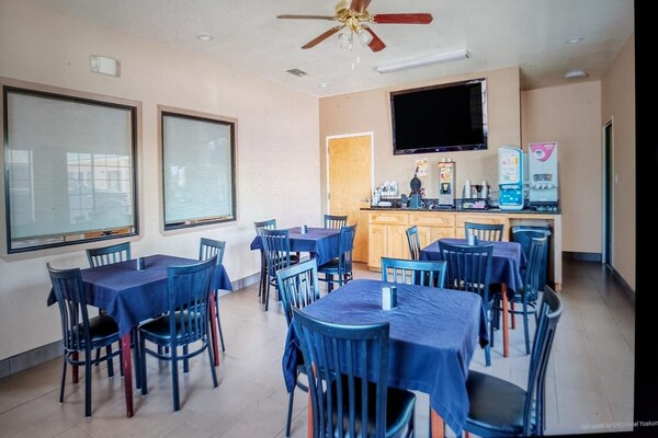 Foto van Queensize bed met rookfunctie | Yoakum West - Vakantiehuis in Yoakum TX - DiningRoom