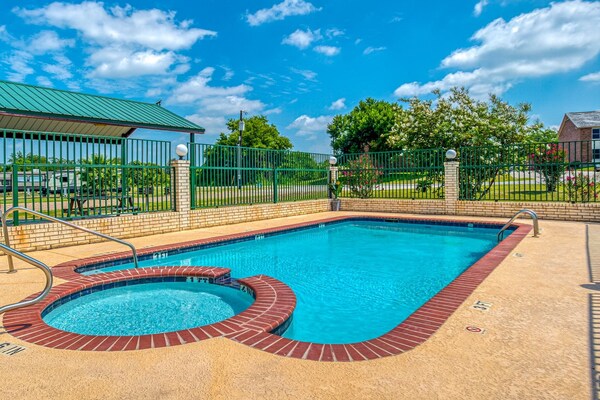 Foto van Queensize bed met rookfunctie | Yoakum West - Vakantiehuis in Yoakum TX - Pool